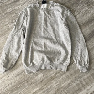 Sweatshirt  - Fint skick. Enfärgad grå sweatshirt 