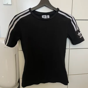 Adidas t shirt  - Fin t shirt från adidas,storlek 34