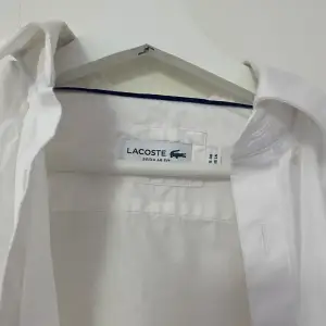 Lacoste skjorta Köpt på nätet Nypris 1300kr Väldigt skön till sommaren