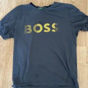 Hugo boss T-shirt inte så mycket till användning vill bara bli av med den köptes i vintras 9/10 skick