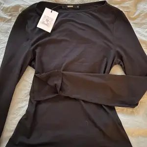 Säljer denna tröja med slits i ärmarna ifrån Bikbok i svart, säljs inte längre. Kan gå ner i pris i snabb affär. Prislapp finns kvar och ej andvänd😇💓