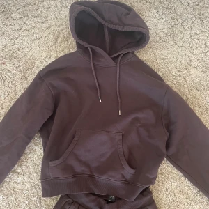 Brunt mjukis set - Brunt mjukis set från Lindex i storlek xs i byxorna och s i hoodien!💓 aldrig använda, nyskick!