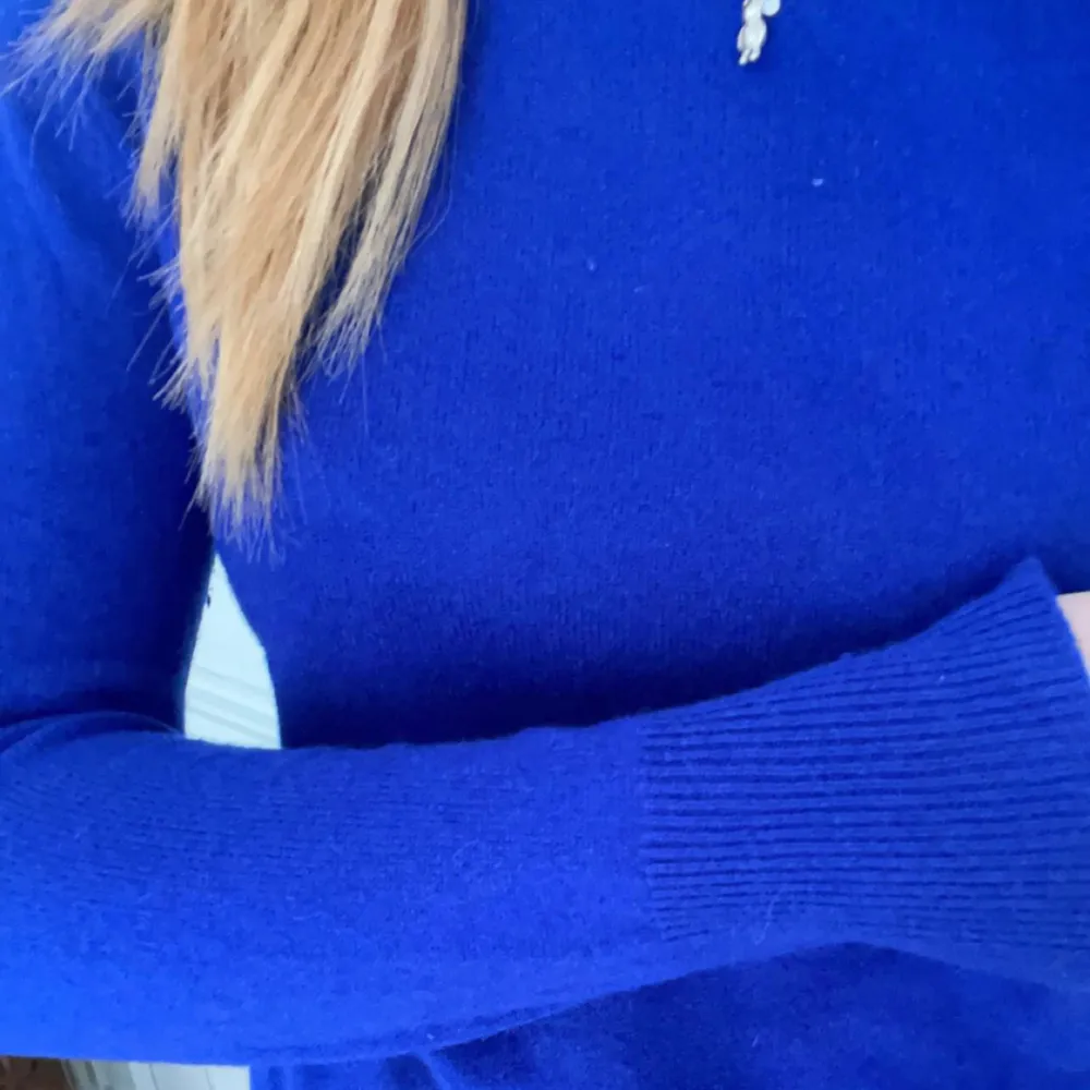 Så snygg tröja från pure cashmere i 100% kashmir. Den är i storlek XS och aldrig använd därav nyskick. Slutsåld och nypris på ca 2000 kr, färgen är royal blue :). Tröjor & Koftor.