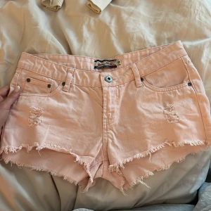Rosa jeansshorts - Sjukt coola ljusrosa jeansshorts! 🩷🦩🌸midjemåttet är 85cm! 