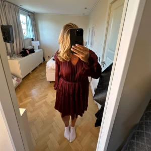 Snygg klänning - Snygg klänning från Mango som endast är använd 1 gång. Säljer pågrund av fel storlek. Det är storlek XL men jag skulle säga M-XL beroende på önskad passform!😍