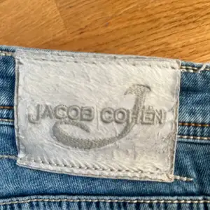 Tja, säljer nu mina jacob cohen jeans, bra skick lite sliten bak samt lite slitage vid fickorna. Storlek 36 men sitter som 32-33 Om du har en fråga är det bara att skicka ett pm! TAR EJ BYTEN!