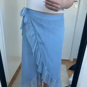 söt blå lång kjol, skön o luftig❣️köpt för cirka 500kr endast använd 1 gång!