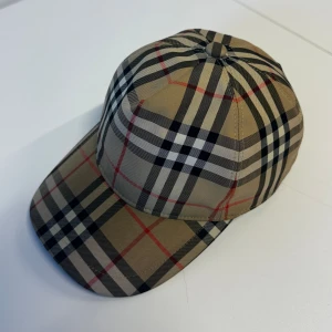 Burberry Keps - Säljer nu min keps pga att jag inte använder den längre. Kepsen är i väldigt bra skick och använd i några månader bara.