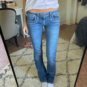 LTB Jeans - Säljer dessa lågmidjade jeans från LTB i bra skick (lite slitna längst ner där jag gått på dem, men inget som syns när man har på dem). Sitter väldigt bra! Färgen är ”blue addicted” och de är i modellen Valerie.