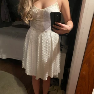 Student klänning - !!INTRESSE KOLL!!  Den har några defekter. Axel banden går att ändra längd på. Midjemått: ca 70 cm (Jag är 1,65 cm lång) 