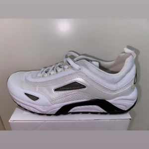 Armani herr skor - Ett par vita herrskor från Emporio Armani, perfekta sneakers nu till sommaren. Använda en gång och är i gott skick!  Storlek: 42,5 Nypris: 2000kr, jag säljer för 1000 (Pris kan diskuteras vid snabb affär)