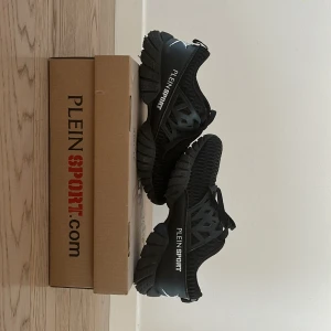 Plein sport skor - Ett par svarta knappt använda plain skor Skick 9/10