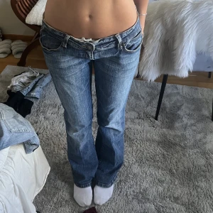 Lågmidjade jeans - Lågmidjade vintage jeans, köpt second hand. Säljer endast då de är för stora för mig, skulle säga en s/m❤️ har lagt ett skosnöre inne i midjan så man kan justera storleken, det syns inte på!