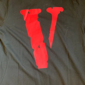 T-shirt - Riktigt snygg tröja aldrig använd bara testat. Obs! Det är inga fläckar utan det är solen som reflekteras genom fönsterrutan.