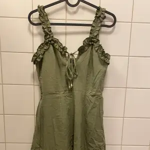 Superfin grön klänning från HM. Aldrig använd då den inte passade min syster (present). I linnematerial.kom med bud 