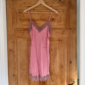 Nattlinne från Intmissimi - Rätt urtvättat men fortfarande superskön och i fint skick! Kort på mig som är 175cm lång, därav säljs den 🫵🏼 köpt här på Plick, inte använd på länge 