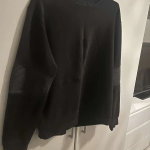 Philip pelin tröja - Mycket fin philip pelin tröja, knappt använd.  Storleken är XXL men passar L och XL vilket betyder att tröjan är liten i storleken. Passar även M storleken.