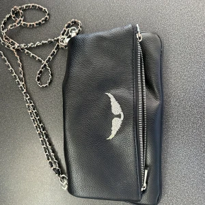 Zadig väska - Säljer denna ”Zadig väska.” Den är inte äkta, vad jag vet eftersom att jag köpte den utomlands. Men det är inget som märks😀endast använd ett fåtal gånger så i gott skick💘