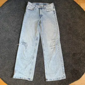 Ett par Baggy low waist jeans i bra skick! Storlek 152. Skriv gärna för frågor eller fler bilder💞