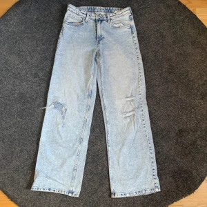 Baggy low waist jeans  - Ett par Baggy low waist jeans i bra skick! Storlek 152. Skriv gärna för frågor eller fler bilder💞