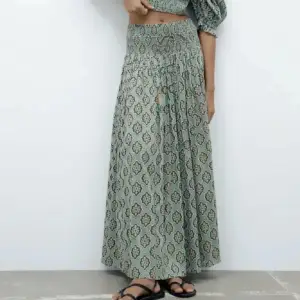 Säljer denna så snygga kjolen från zara som är otroligt eftertraktad!💫 den går ej att köpa längre💋💕