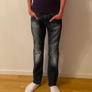 Diesel Jeans - Skick 6/10 behövt klippa där nere. Modellen är 178cm lång och pris kan diskuteras.