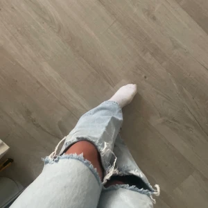 Jeans - Köpte 2021, användt fåtal gånger bara, högmidjade från Gina, tror inte dem går att köpa längre, storlek 32 säljer dem för dem passar inte mig längre💓