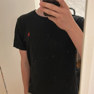 Ralph lauren t shirt - Säljer då den e för liten knappt använd så bra skick Strlk L men skulle säga att den sitter som m eller s