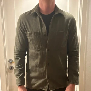 Overshirt - En fin overshirt från Arket. Riktigt snygg till Midsommar tillexempel! Skick 9/10, tveka inte att höra av er!