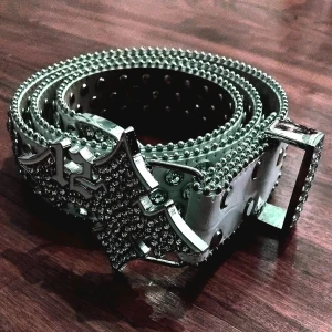 ✝️Lukamachain Cross Belt✝️ - Riktigt snyggt Lukamachain bälte med rhinestones som inte längre säljs på deras hemsida. Det är användt men inga flaws eller skador. Bältet är ca 105cm. Nypris var 800. Pris går som alltid att diskutera. Bara att skriva för mer info eller bilder!😁
