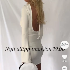 Studentklänning  - Säljer denna populära och utsålda klänningen från ByStina, lägger ut för samma pris som jag köpte den för! Strl XS längd 80💕Aldrig använd!