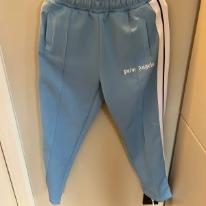 Palm angelsbyxor - Palm angels byxor i mycket bra skick, 9/10 Inga defekter, tags ingår och har digitalt kvitto. Ljusblå
