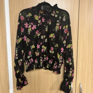 Blommig blus - Blus med blommig mönster. Den ör genomsynlig. Jätte fin och söt. 