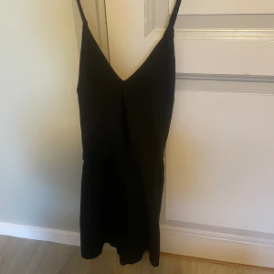 Svart byxdress - Svart byxdress