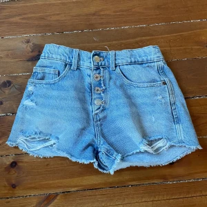 Jeansshorts  - Jättefina ljusblåa jeansshorts💙 Varsamt använda💗💗 Stl 11-12 år/152cm