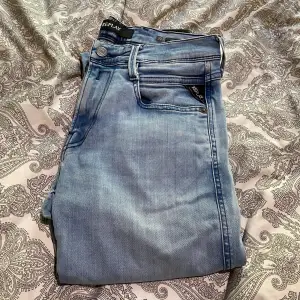 Säljer nu ett par schyssta Replay Anbass jeans | Skick: 9,5/10 | stl: 31/32 | fraktas via instabox eller postnord. Jeansen är precis nytvättade! Priset är inte hugget i sten! Vid frågor är det bara att höra av sig.  
