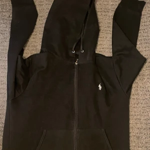 Polo Ralph lauren zip hoodie  - Säljer pga att den är för stor för mig. Använda ca 10 ggr