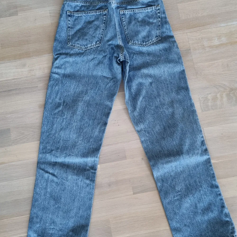 Snygga blå jeans från Vailent, köpta på Carlings. Modellen heter VD Skate Loose light blue. Mycket fint skick.. Jeans & Byxor.