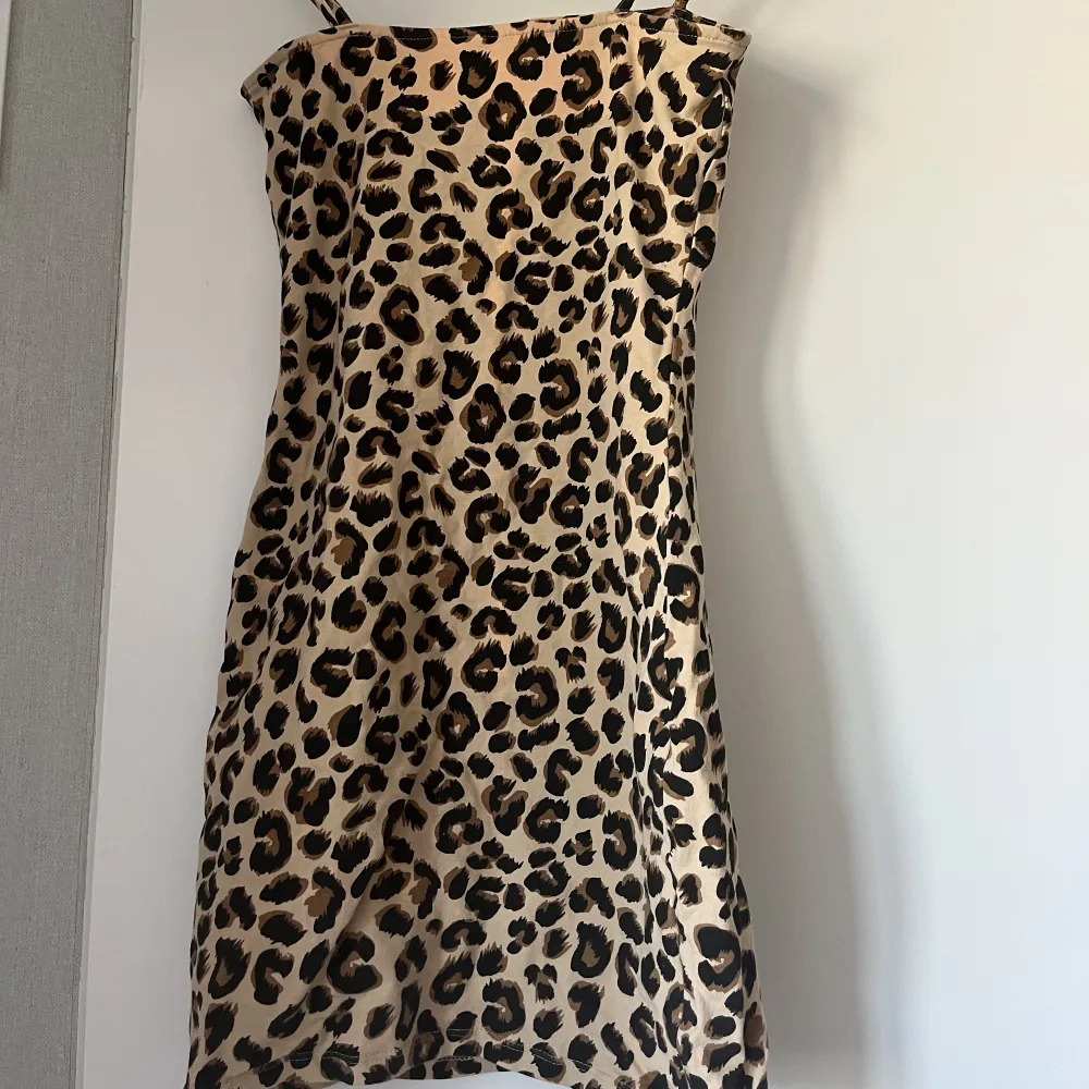 Leopardmönstrad klänning Aldrig använd 🫶. Klänningar.