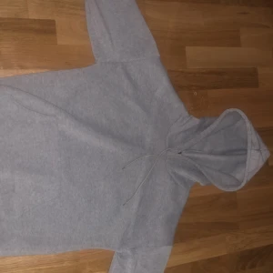 Hoodie - Älskar materialet och hur den sitter, använd 2 gånger, perfekt att bara ta på sig när man känner för något bekvämt🩷