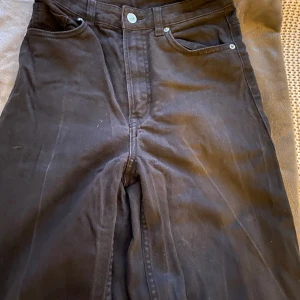 Två par jeans - Två par jeans ett par svarta o ett par blåa från H&M storlek 34 säljer båda för 79kr 