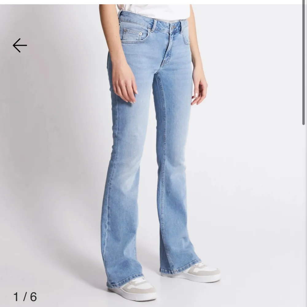 Säljer dessa lågmidjade bootcut jeans från lager 157 i storlek 38. Sparsamt använda 💗. Jeans & Byxor.