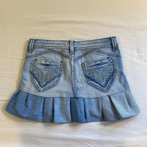 lågmidjad jeanskjol💕 - sytt om själv från ett par jeans🤩 midja ca 39 cm rakt över o längd 30 cm ja e xs o 170 o den e perfekt💕