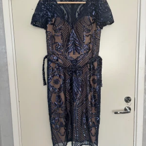 Festlig klänning -  Designad och stilig klänning.  