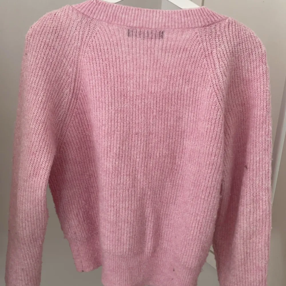 Baby rosa stickad tröja från mango, passar XS/S men fungerar på M . Stickat.