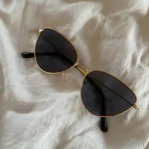 Cateye solglasögon med guldiga bågar, sparsamt använda!