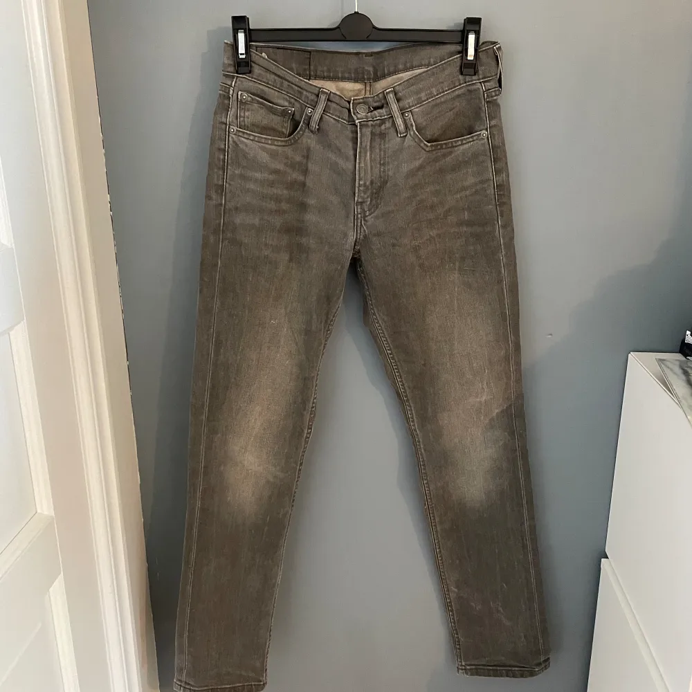 Jätte snygga gråa levi’s jeans, fickorna är lite slitna men inget som märks annars i bra skick, strl W29 L32, rak passform, ganska låg midja ✨✨skriv vid intresse eller om fler bilder . Farkut & Housut.