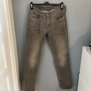 Jätte snygga gråa levi’s jeans, fickorna är lite slitna men inget som märks annars i bra skick, strl W29 L32, rak passform, ganska låg midja ✨✨skriv vid intresse eller om fler bilder 