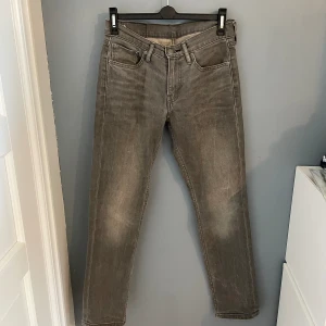 Gråa levi’s jeans - Jätte snygga gråa levi’s jeans, fickorna är lite slitna men inget som märks annars i bra skick, strl W29 L32, rak passform, ganska låg midja ✨✨skriv vid intresse eller om fler bilder 