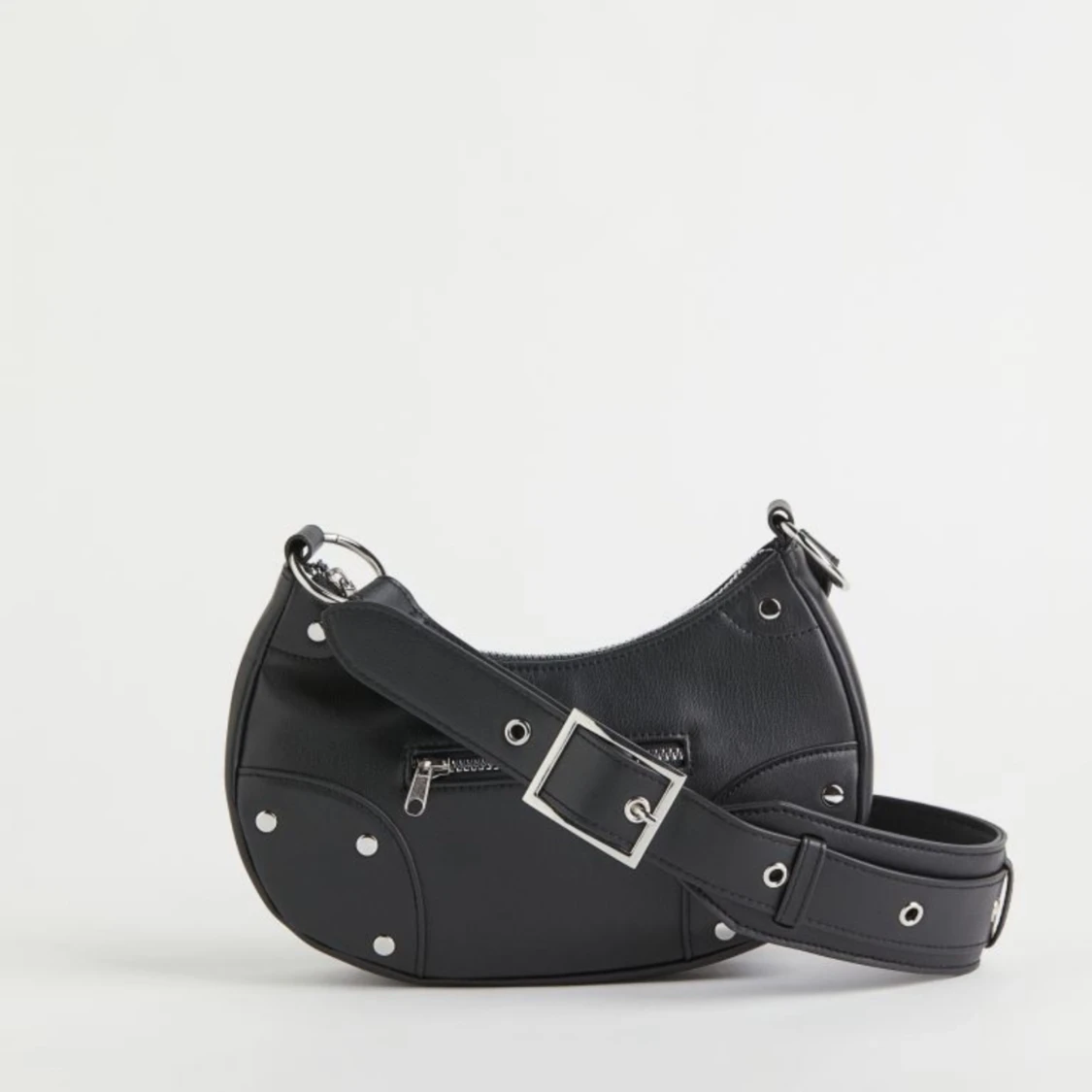 Svart axelremsväska